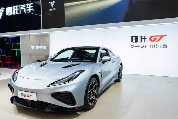 广州129哪吒汽车在智能汽车领域的表现，领途汽车在新能源汽车市场中的影响力